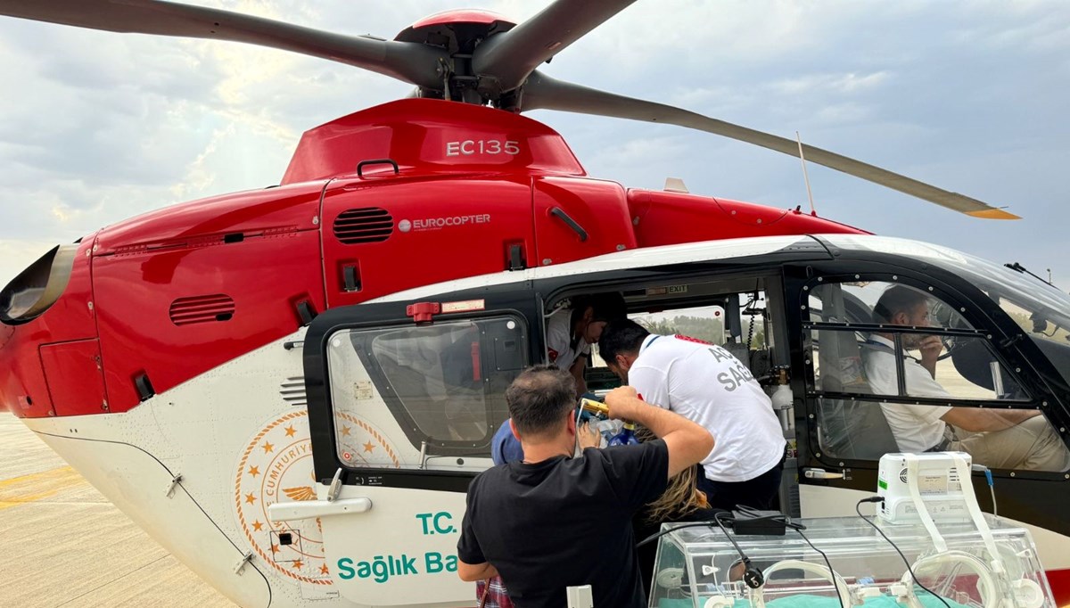 Siirt'te solunum sorunu yaşayan ikiz bebekler ambulans helikopterle Van'a sevk edildi Siirt'te solunum sorunu yaşayan ikiz bebekler ambulans helikopterle Van'a sevk edildi