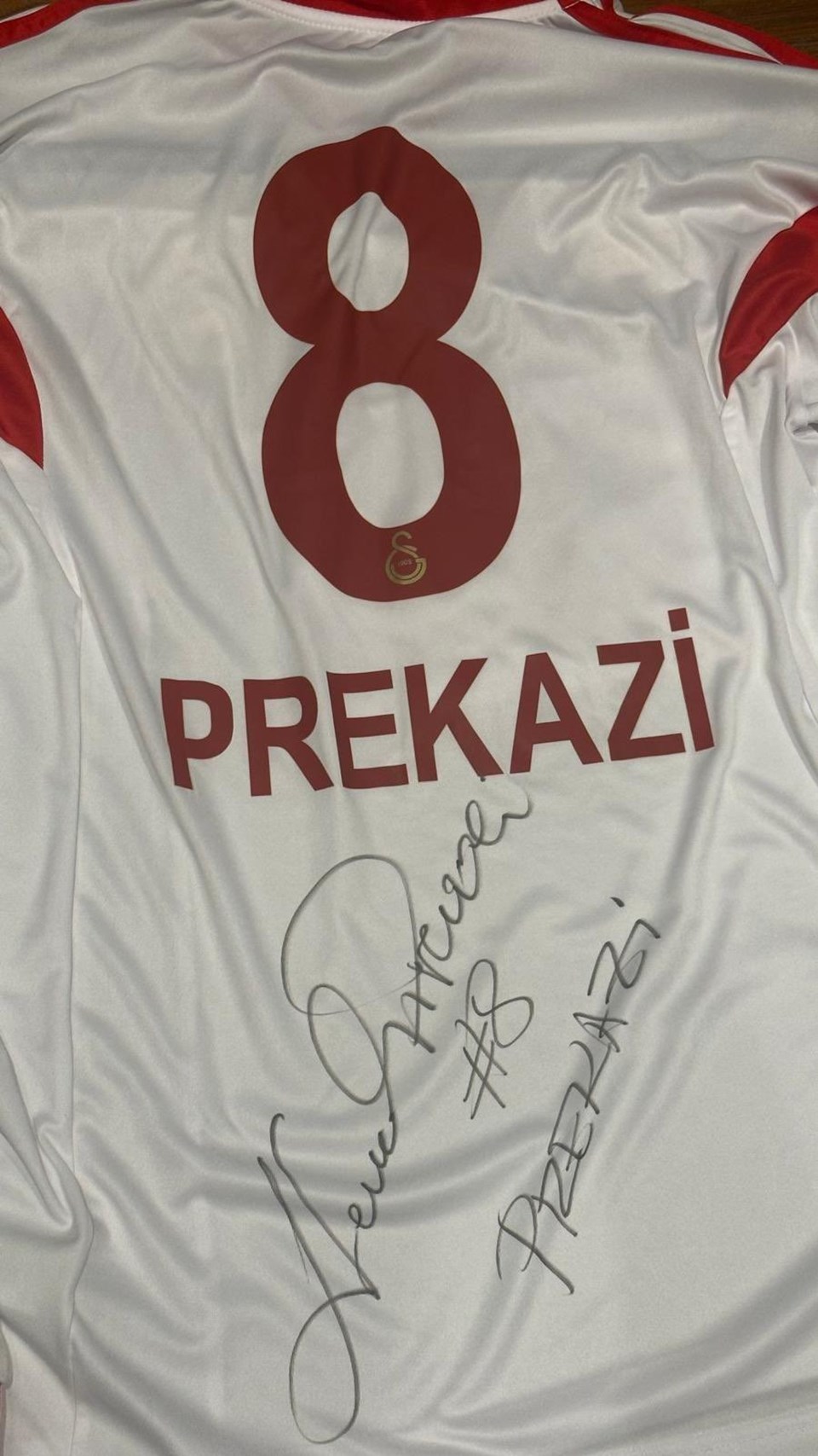 Galatasaray efsanesi Cevad Prekazi'nin forması depremzedeler için satıldı - 1