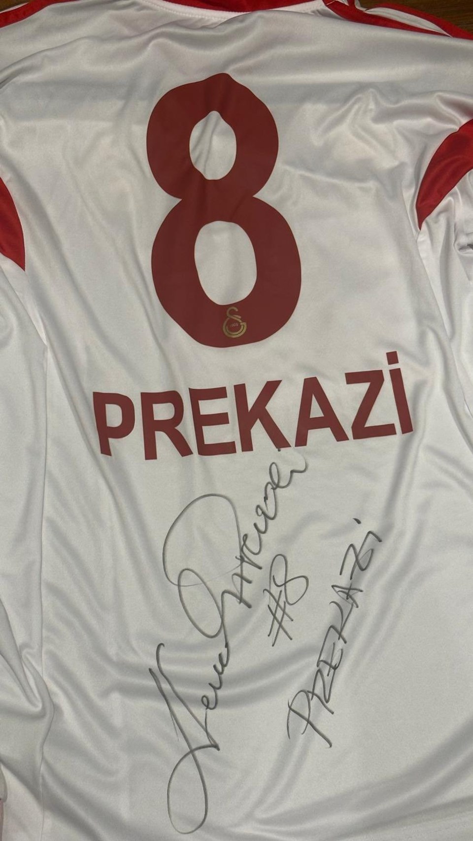 Galatasaray efsanesi Cevad Prekazi'nin forması depremzedeler için satıldı - 1