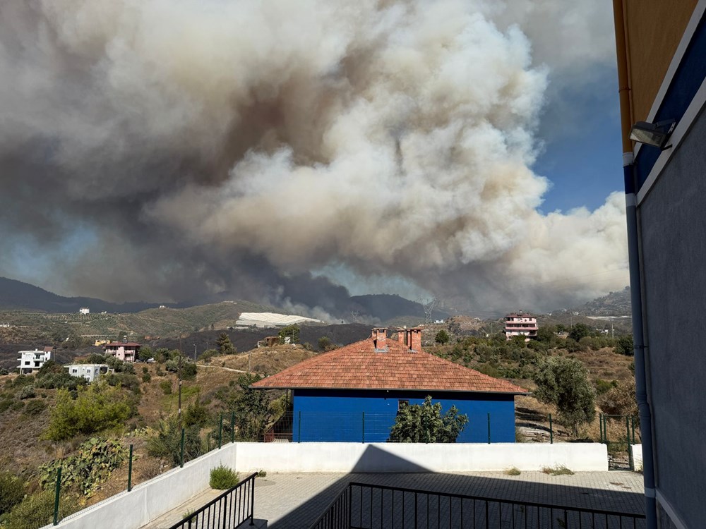 Antalya, Muğla ve Aydın'da orman yangınları: Alevler bir arabayı yutuyordu! - 5