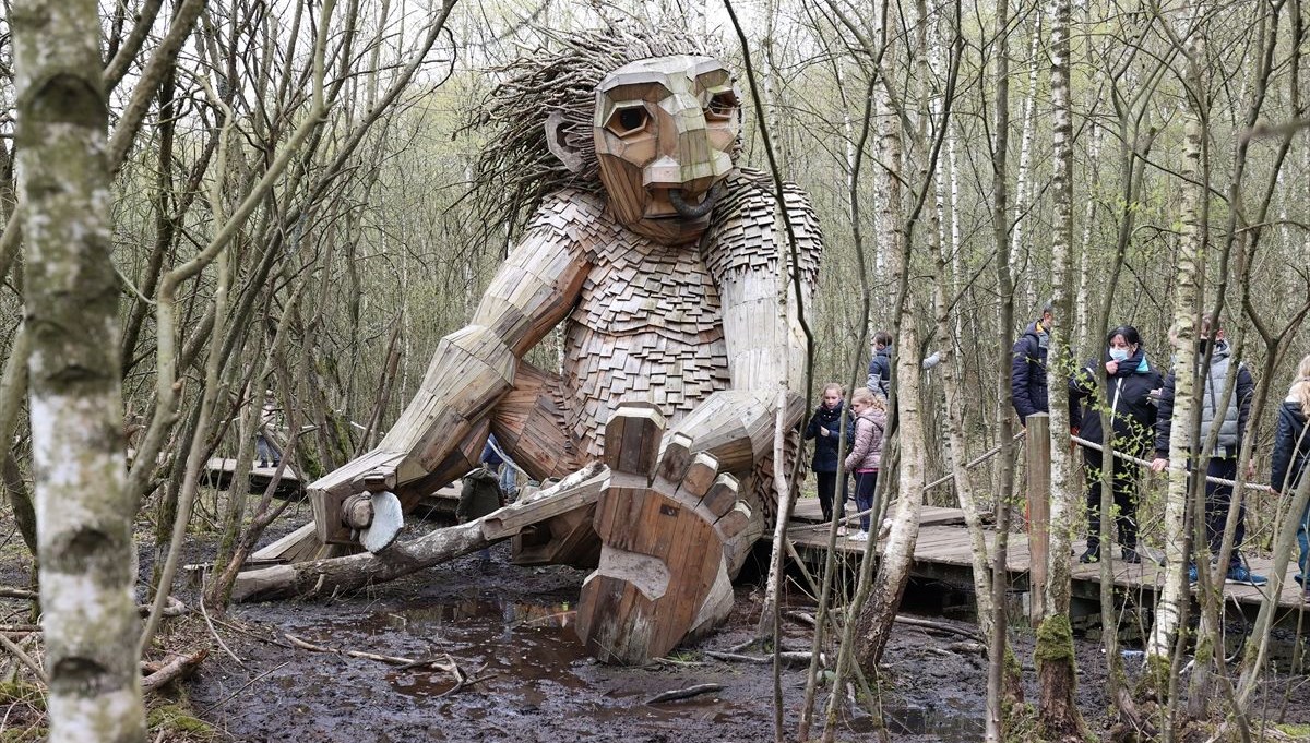 Belçika'da ormanda sergilenen ahşap dev heykellere ziyaretçi akını