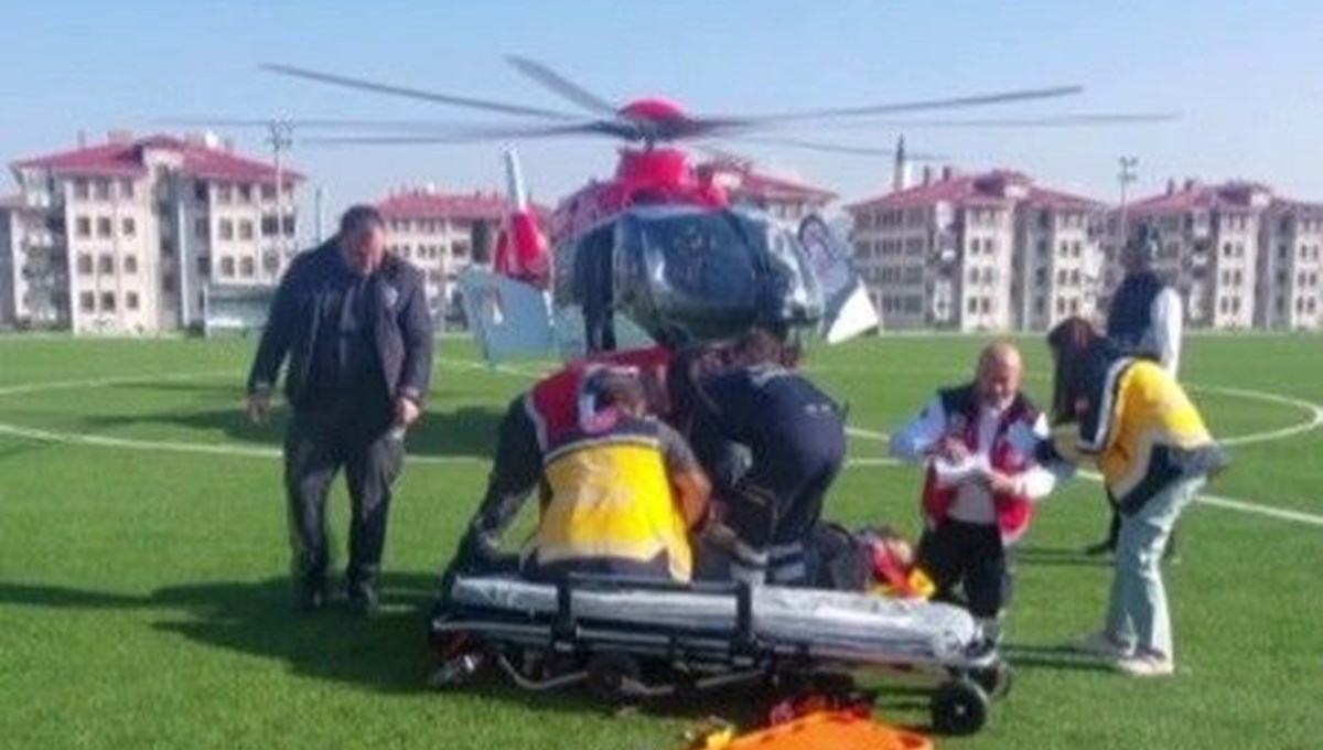 Sivas'ta çatıdan düşüp ağır yaralandı, ambulans helikopterle hastaneye götürüldü