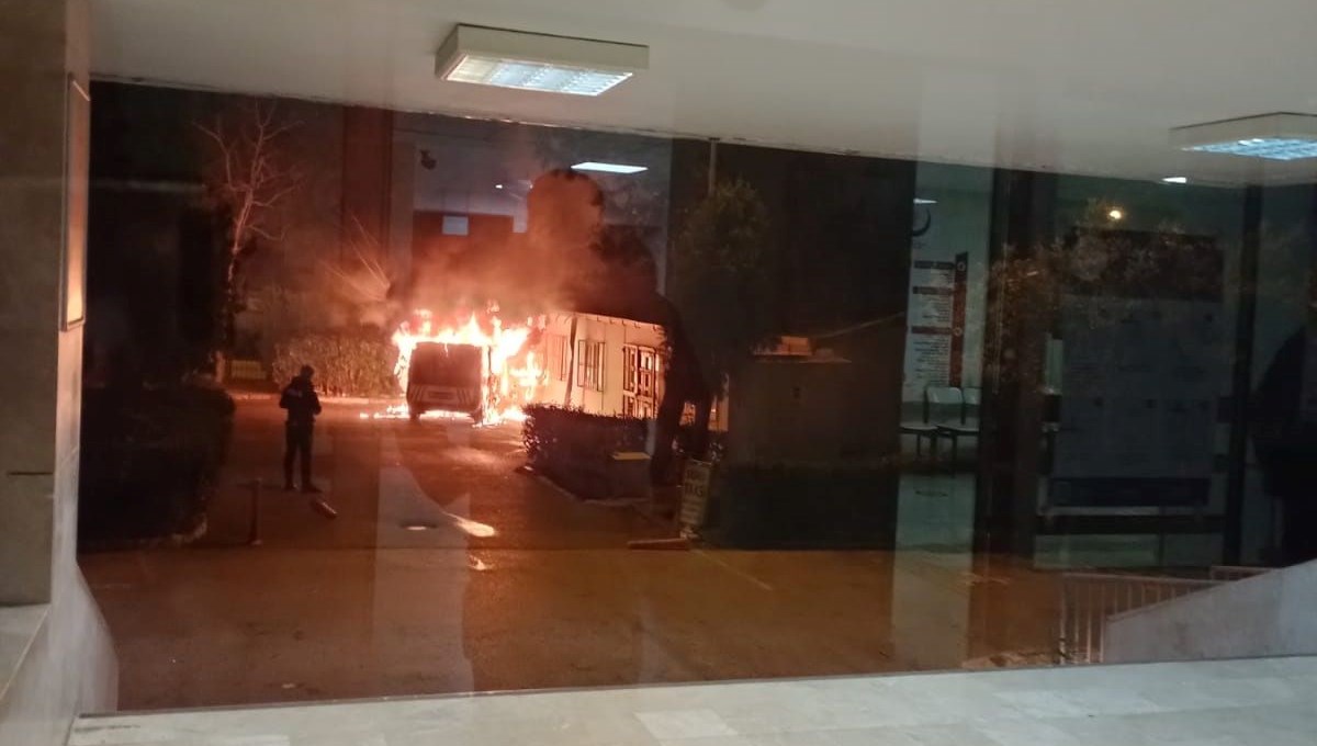 Pendik'te polis aracı yandı, alevler hastanenin arşiv binasına sıçradı