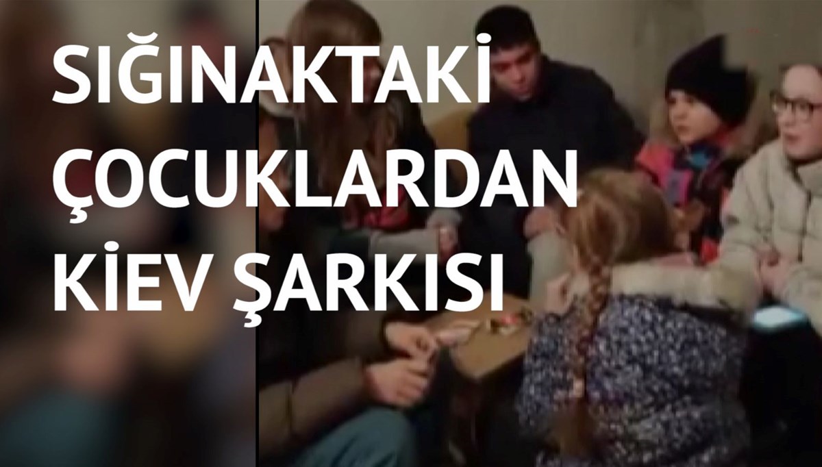 Bomba seslerini duymamak için şarkı söylediler