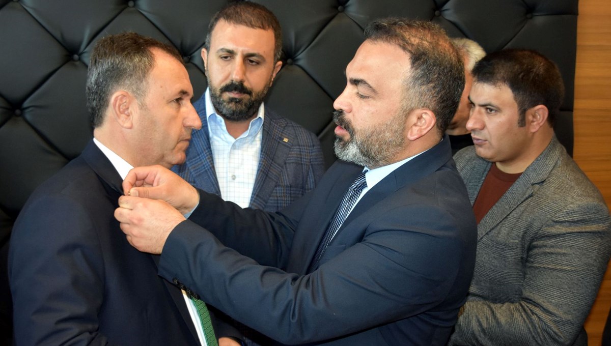 CHP’de miting saati tartışması: Adaylıktan çekilip AK Parti’ye katıldı CHP’de miting saati tartışması: Adaylıktan çekilip AK Parti’ye katıldı