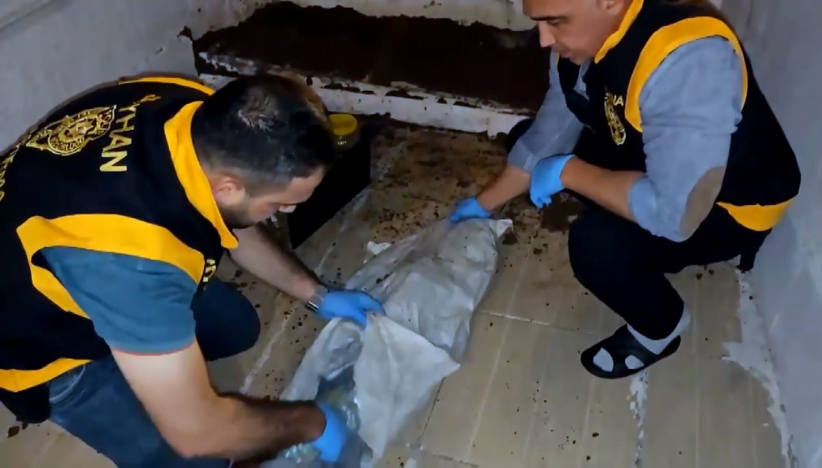 Adana’da evin bahçesinden Kalaşnikof çıktı Adana’da evin bahçesinden Kalaşnikof çıktı
