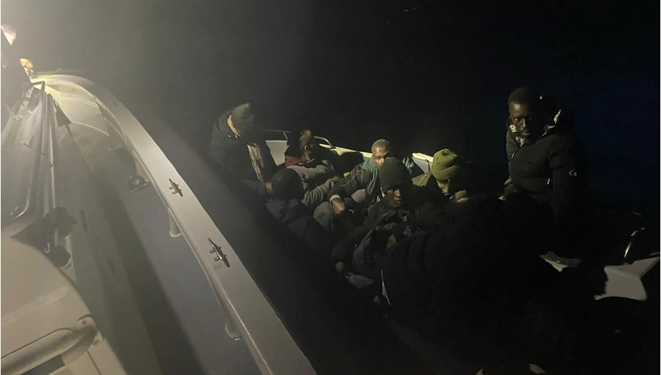 Ayvalık açıklarında 28 düzensiz göçmen yakalandı