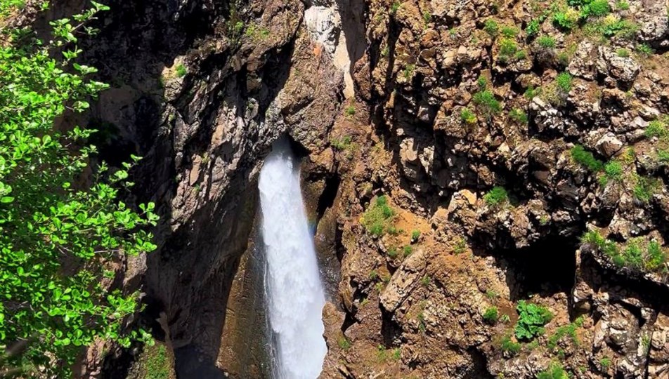 Kayayı oyan şelale görenleri hayran bırakıyor