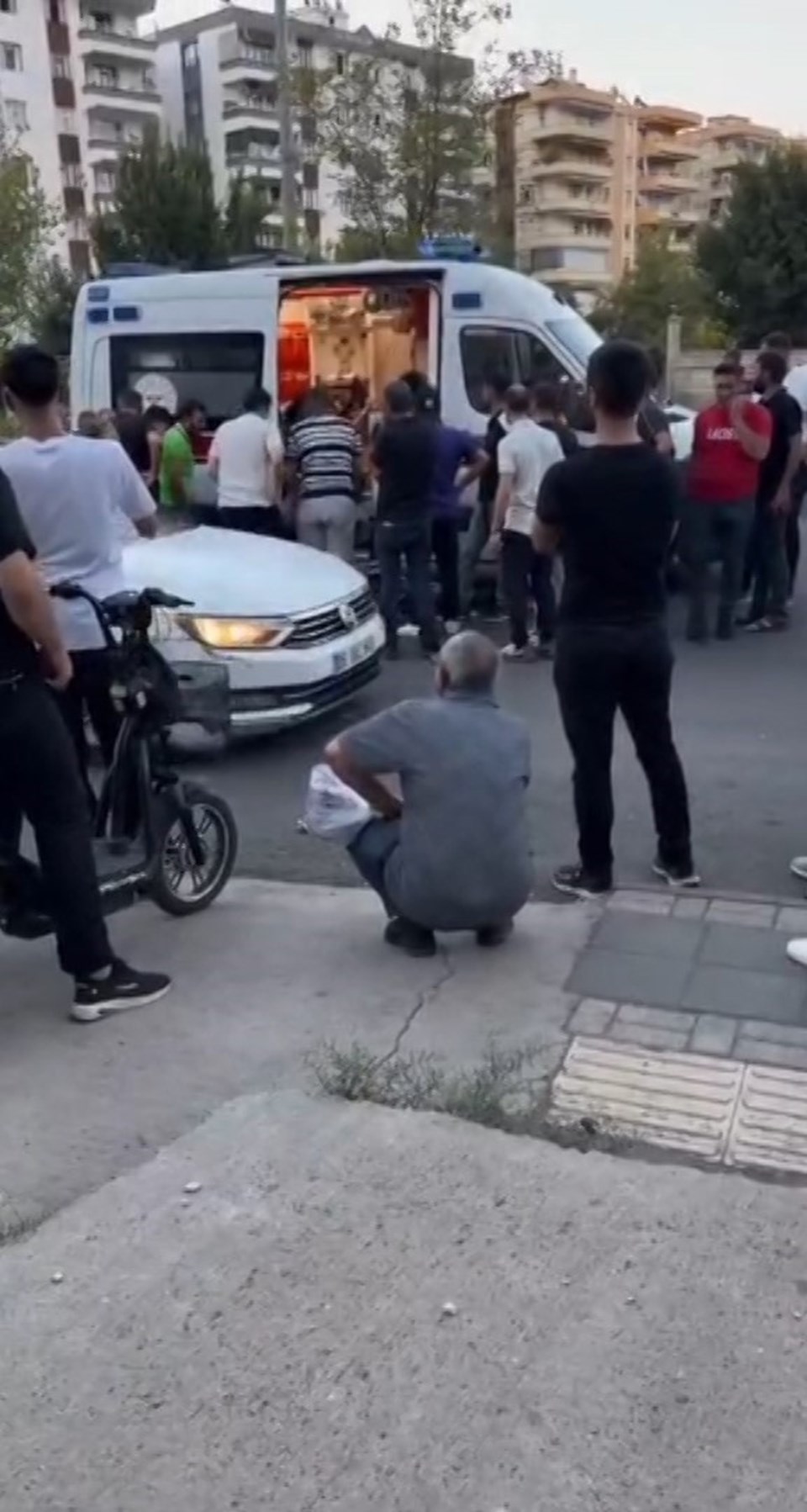Silahlı kavgada acı ayrıntı: Kurşunların arasında kalan adam ağlayan oğlunu gezdirmeye çıkmış - 1