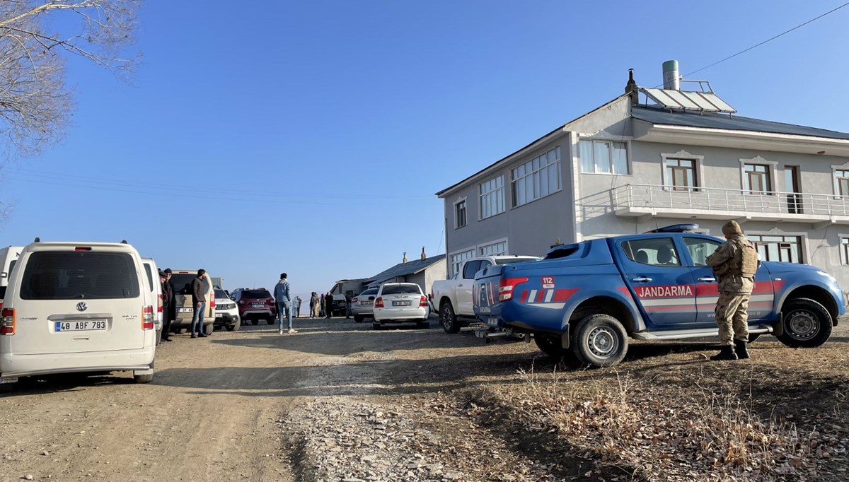 Ağrı'da bir evin önünde 3 ceset bulundu Ağrı'da bir evin önünde 3 ceset bulundu