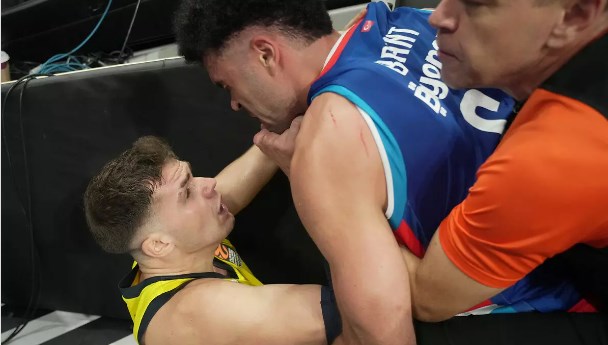 Anadolu Efes-Fenerbahçe Beko maçında gergin anlar! Biberovic ve Bryant birbirine girdi