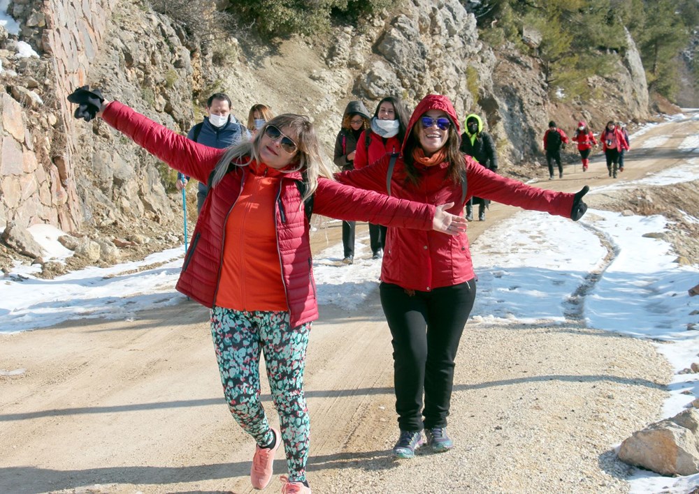 �Uçurumdaymışım gibi çek!� Bu fotoğrafı çektirmek için Gülek Kalesi�ne