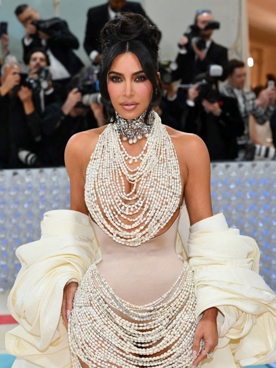 Kim Kardashian'ın Met Gala elbisesini yapmak için 50 bin tane inci kullanıldı - 2