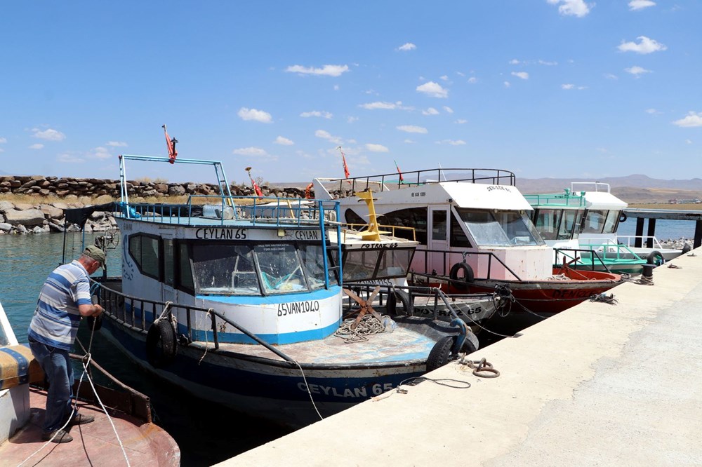 Yasak sona erdi: Van Gölü'nde balıkçılar ağlarını suya bıraktı - 9