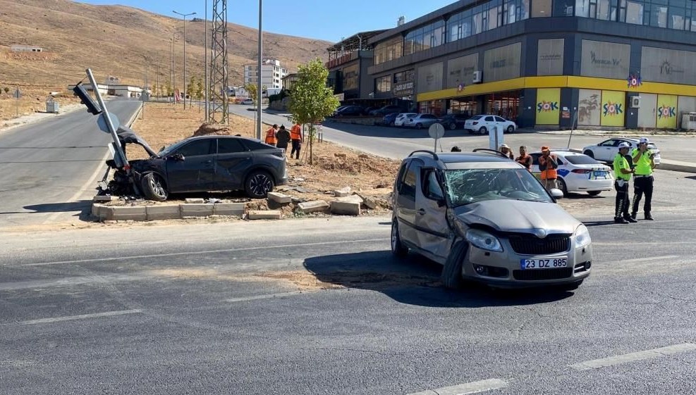Elazığ'da iki otomobil çarpıştı: 5 yaralı