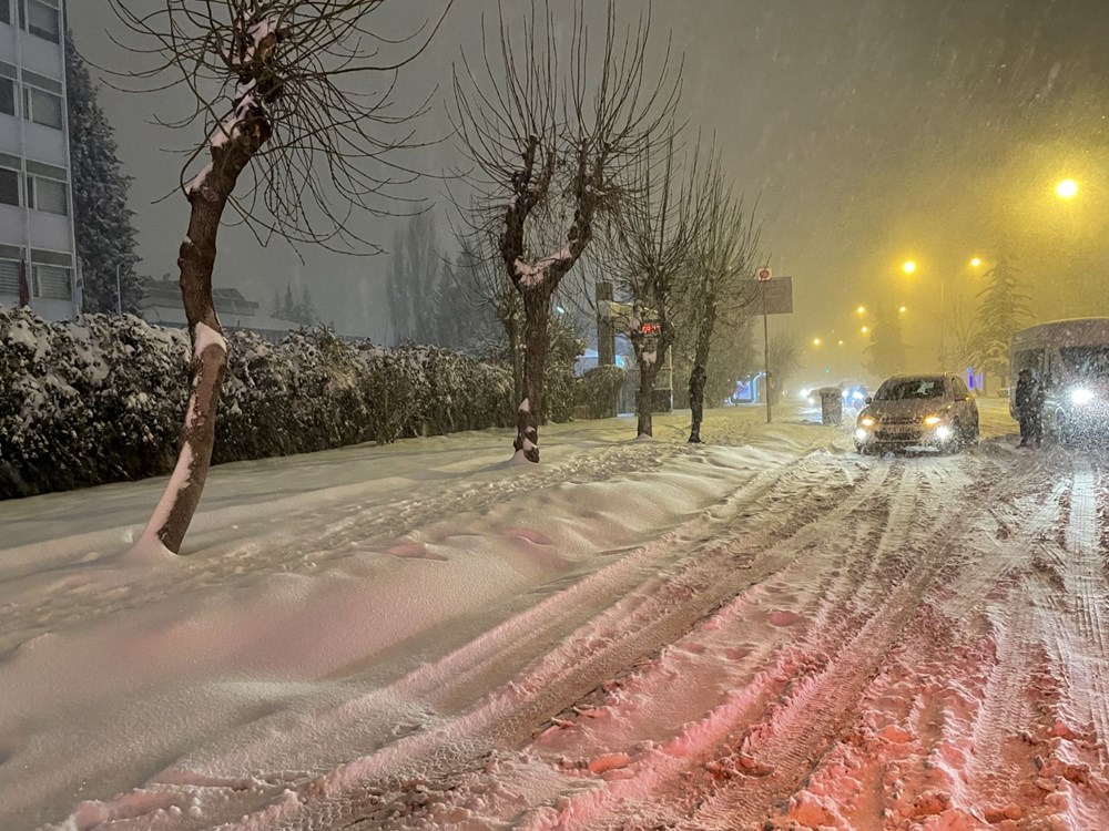 Gaziantep'te kar yağışı hayatı durdurdu: TAG otoyolunda mahsur kalan 2 bin kişi kurtarıldı - 4