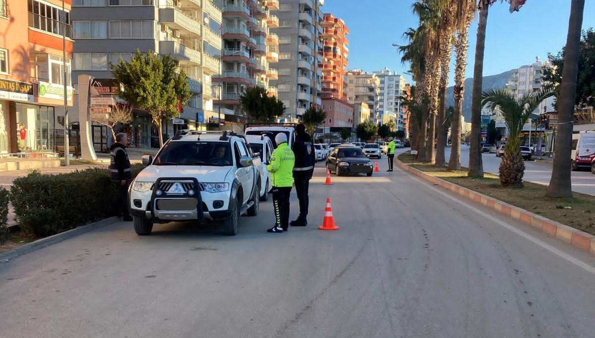 Adana'da 9 hükümlü yakalandı Adana'da 9 hükümlü yakalandı