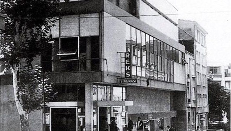 Tarihi Rexx Sineması’nda yıkım başladı