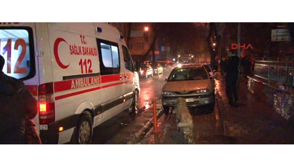 Vefalı köpek ambulansa alınan sahibini bırakmadı