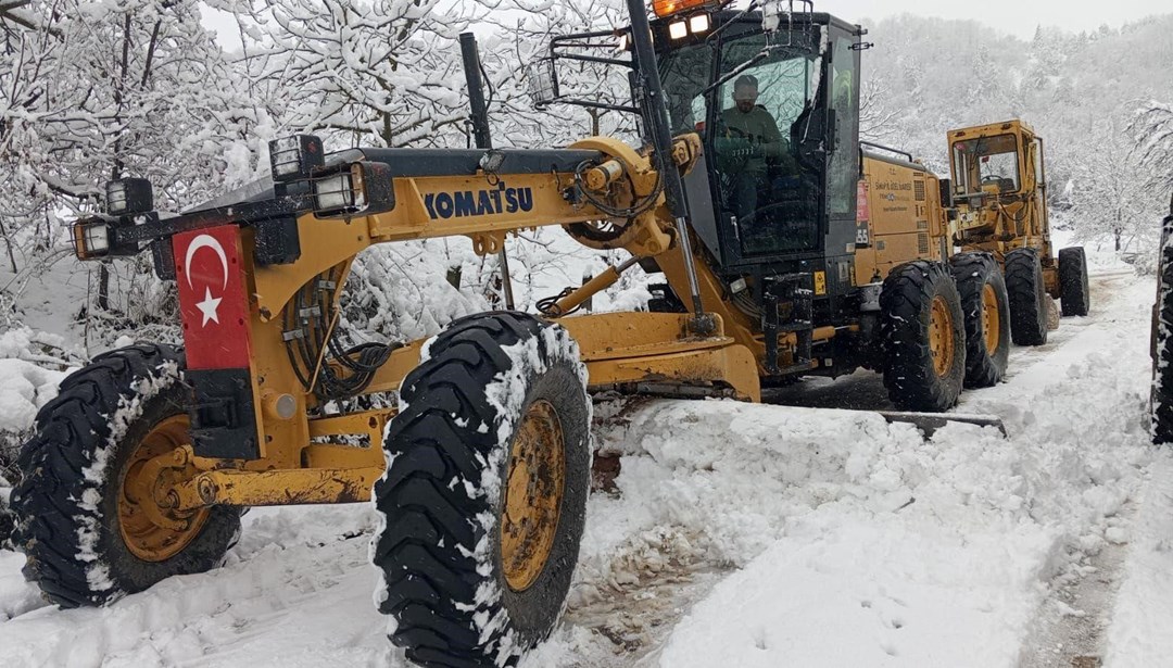 Sinop'ta 81 köy yolu kar yağışı nedeniyle ulaşıma kapandı