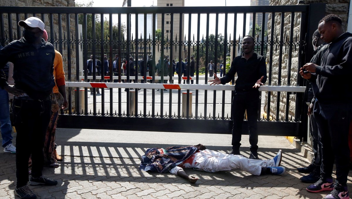 Kenya'da vergi zammı protestoları: Parlamento binası ateşe verildi, açılan ateşle en az 10 kişi öldü Kenya'da vergi zammı protestoları: Parlamento binası ateşe verildi, açılan ateşle en az 10 kişi öldü