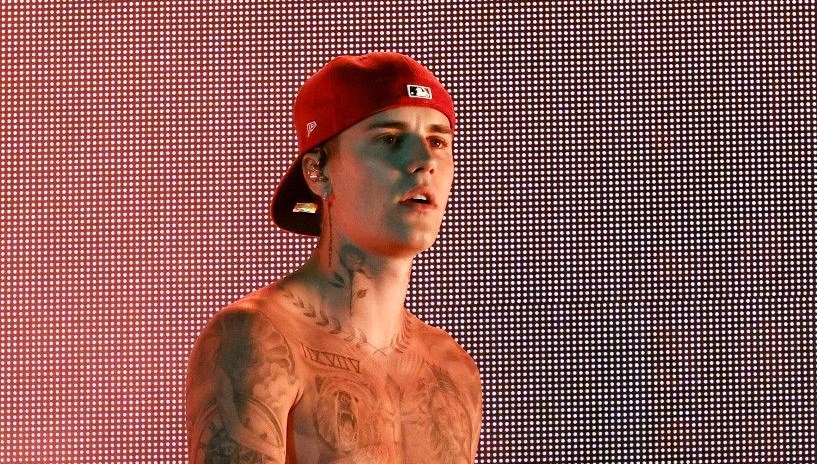 Justin Bieber, 4 yıl aradan sonra yeni albümünü yayınladı: Evliliğine gönderme mi yapıyor?
