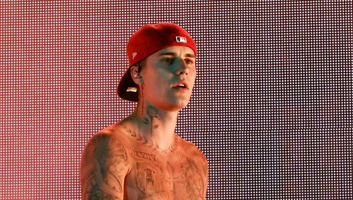 Justin Bieber, 4 yıl aradan sonra yeni albümünü yayınladı: Evliliğine gönderme mi yapıyor?