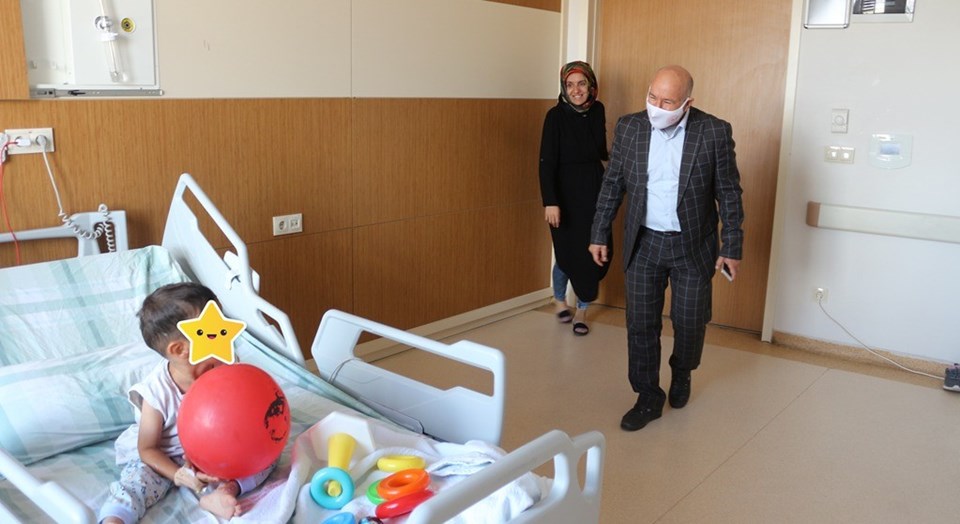 4 yaşındaki çocuk öldüresiye dövüldü: Anne ve üvey baba tutuklandı - 1