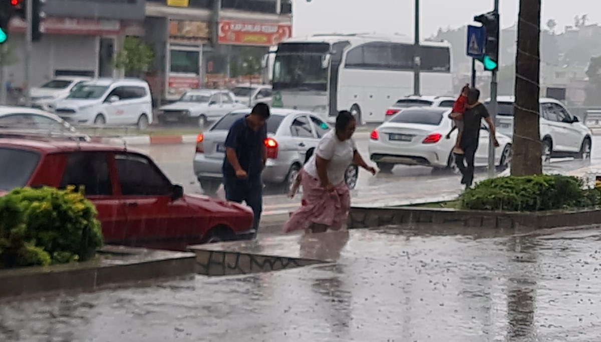 Adana ve Osmaniye'de şiddetli rüzgar ve sağanak