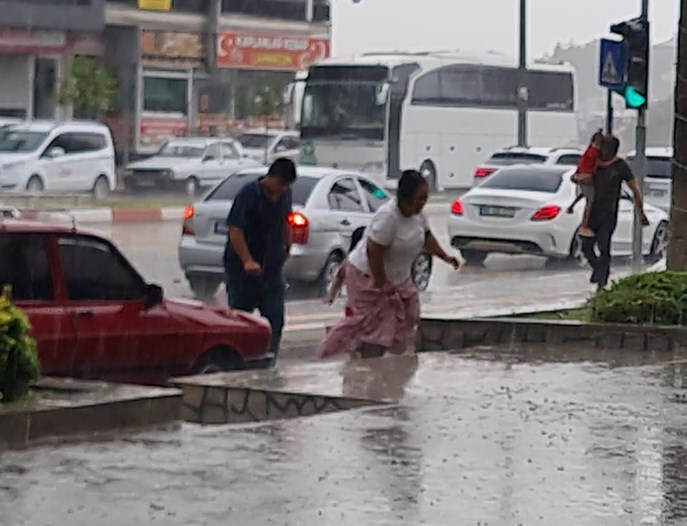 Adana ve Osmaniye'de şiddetli rüzgar ve sağanak