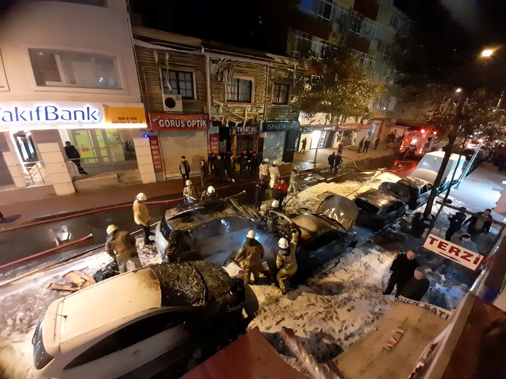 Fatih'te yangın: 5 araç kül oldu - 7