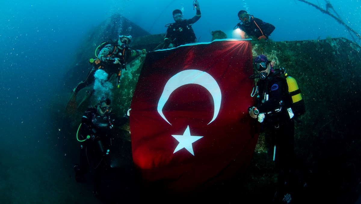 İzmir'in kurtuluşu: Dalgıçlar su altında Türk bayrağı açtı İzmir'in kurtuluşu: Dalgıçlar su altında Türk bayrağı açtı
