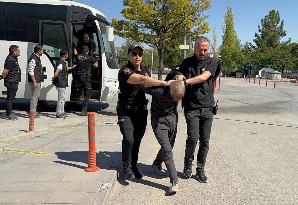 Zanlılar emniyetteki işlemlerinin ardından adliyeye sevk edildi.
