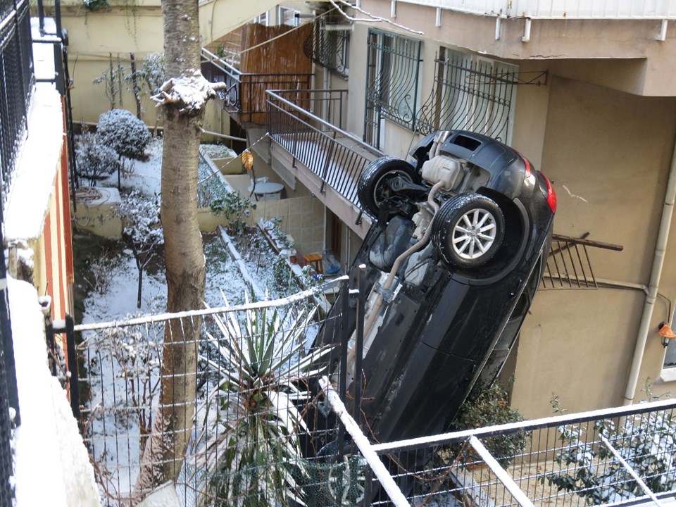Üsküdar'da apartmanın bahçesine uçan araç dik durdu - 1