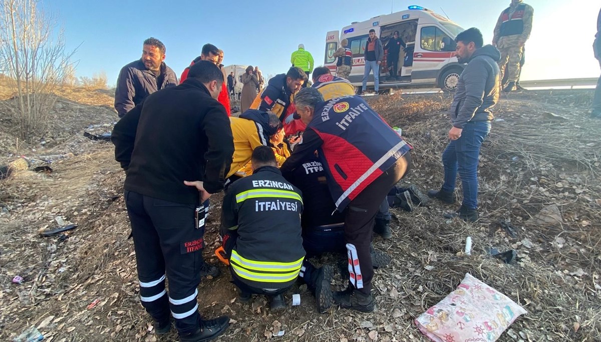 Erzincan’da otomobil şarampole devrildi: 4 yaralı