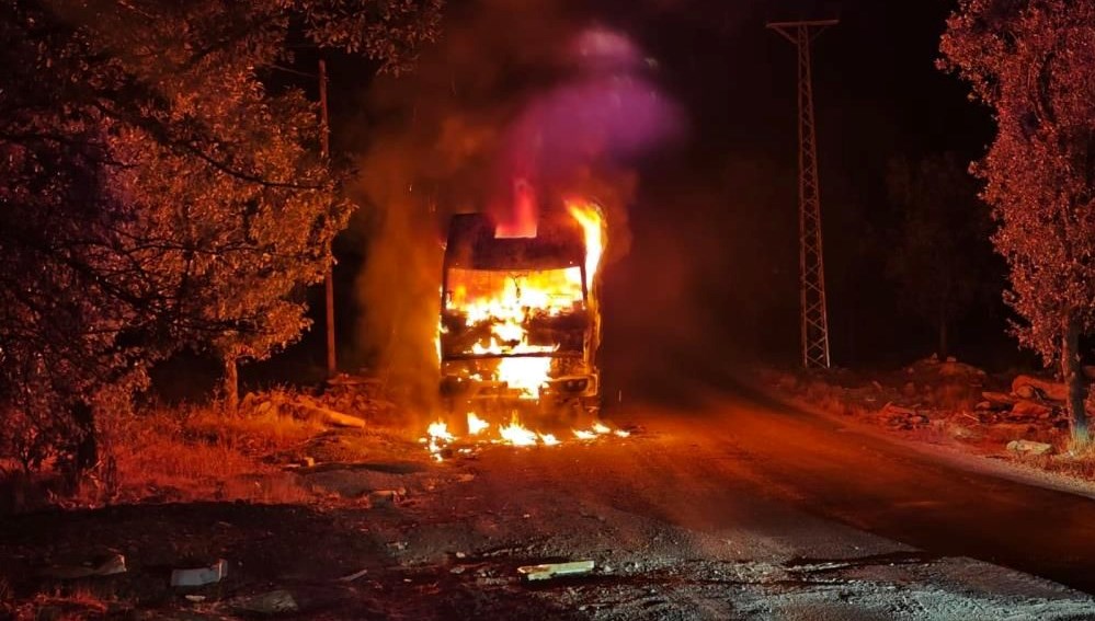 Park halindeki kamyon alev alev yandı