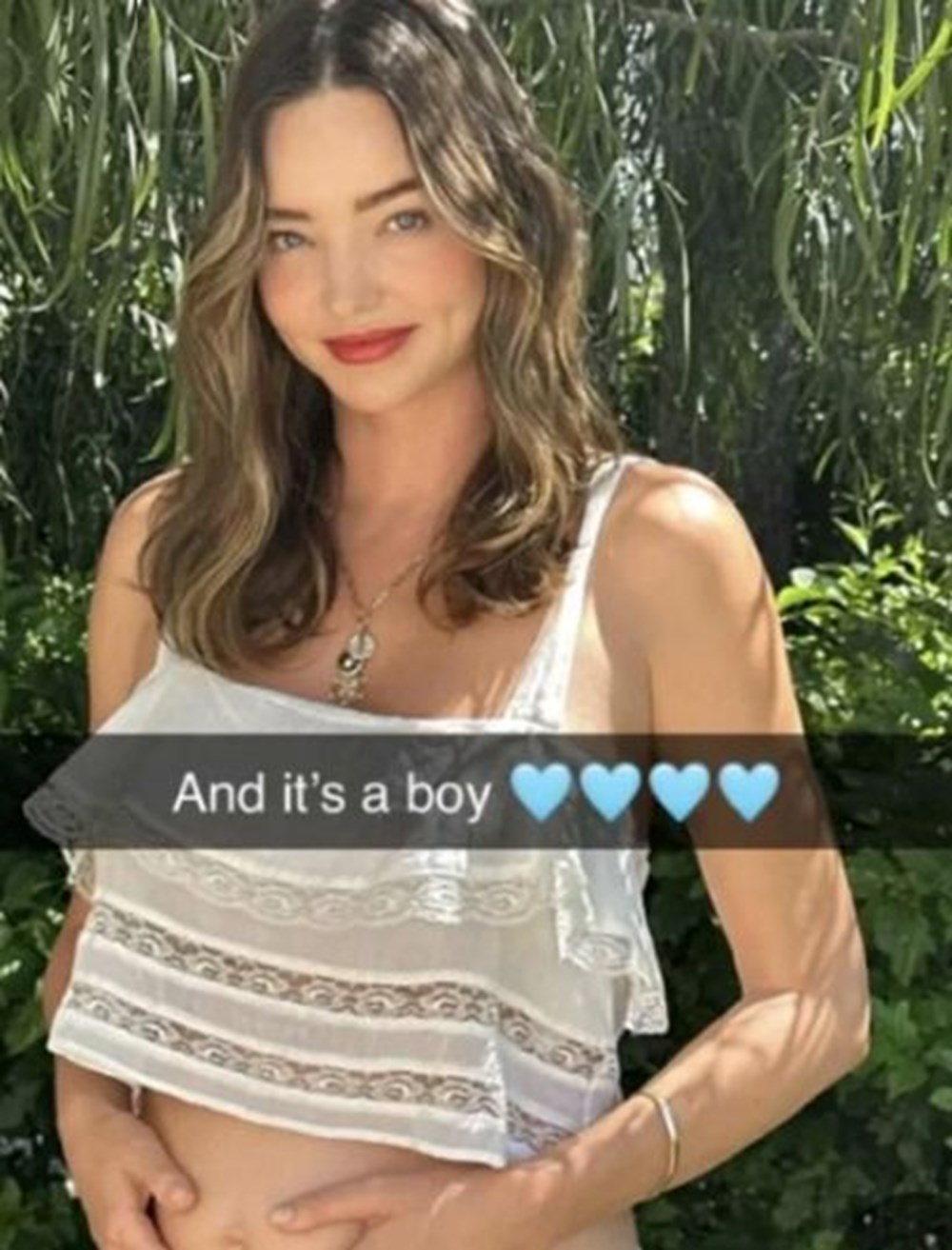 Dördüncü kez anne olmaya hazırlanan Miranda Kerr'den karnı burnunda poz - 3