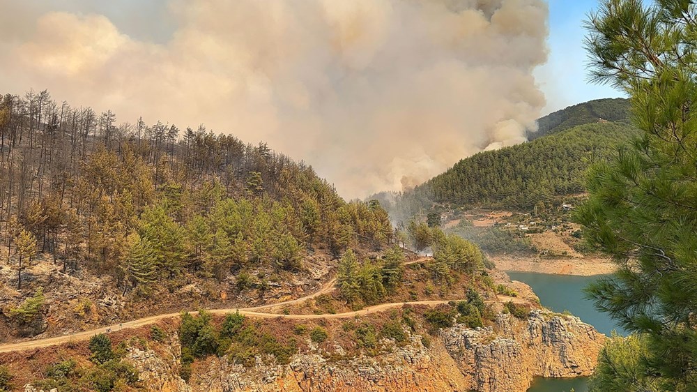 Antalya’da orman yangını | Bakan İbrahim Yumaklı: 1 ev yandı, 17 ev
tahliye edildi - 9