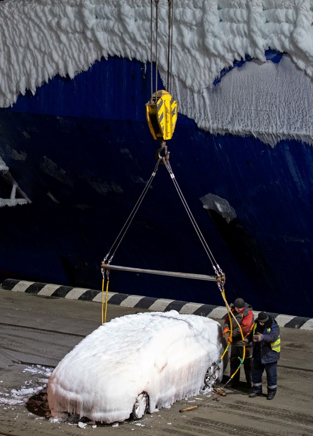 Rusya'da yük gemisindeki otomobiller dondu: Modelleri bile belli olmuyor - 5