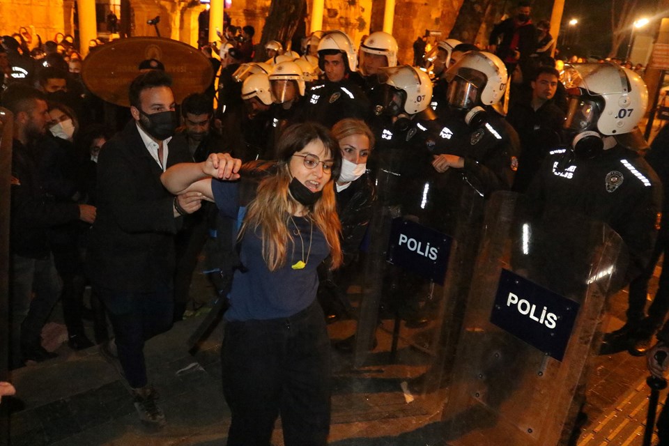 'Feminist Gece Yürüyüşü'nde polis merkezine götürülen 30 kadın serbest - 1