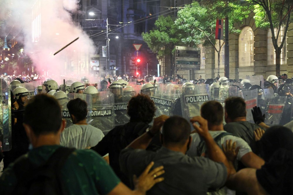 Sırbistan’da on binler erken seçim için sokağa çıktı: Onlarca kişi gözaltına alındı - 6