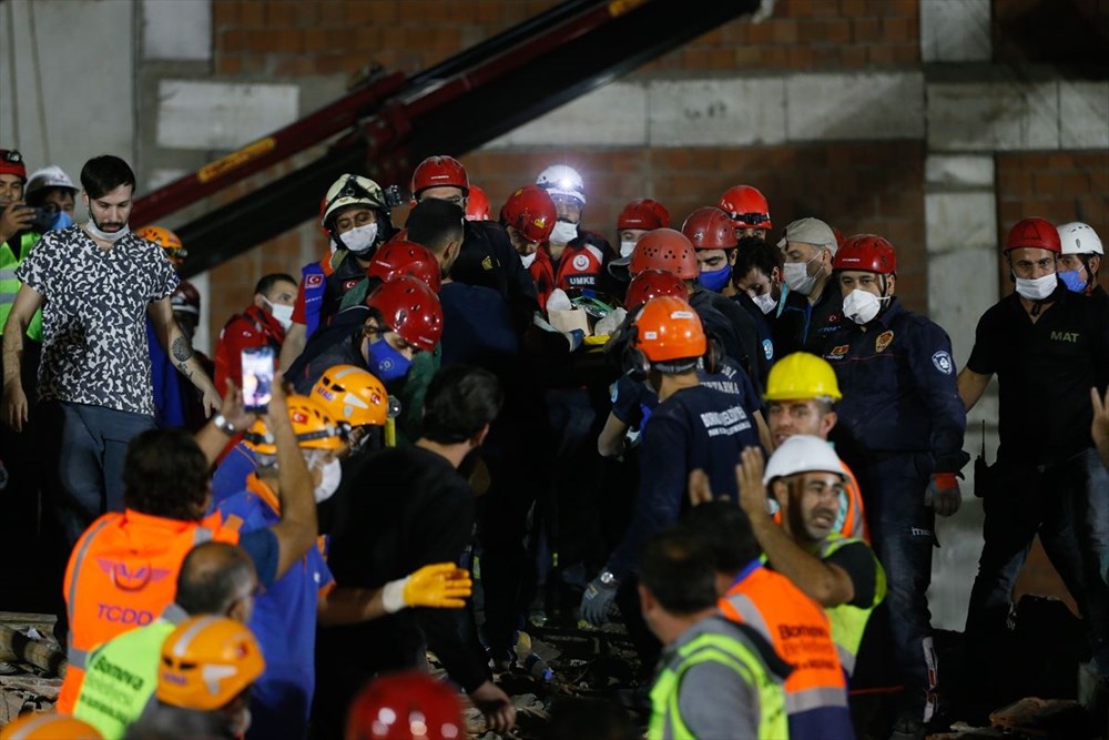 İzmir'de deprem sonrası enkaz altındakiler için zamana karşı yarış (33 saat sonra kurtarıldı) - 21