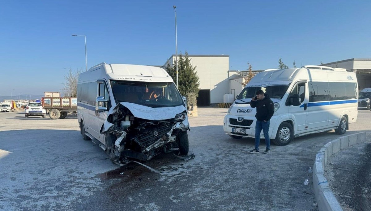 Manisa'da iki servis minibüsü çarpıştı: 19 yaralı