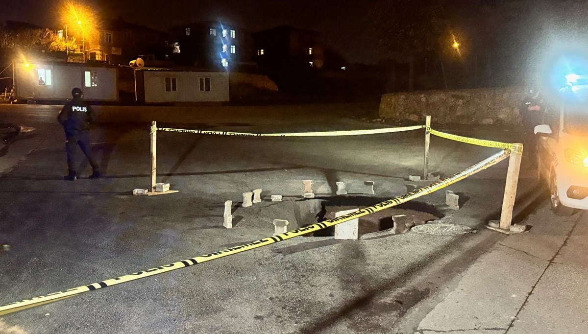 Sultanbeyli'de yol çöktü Sultanbeyli'de yol çöktü