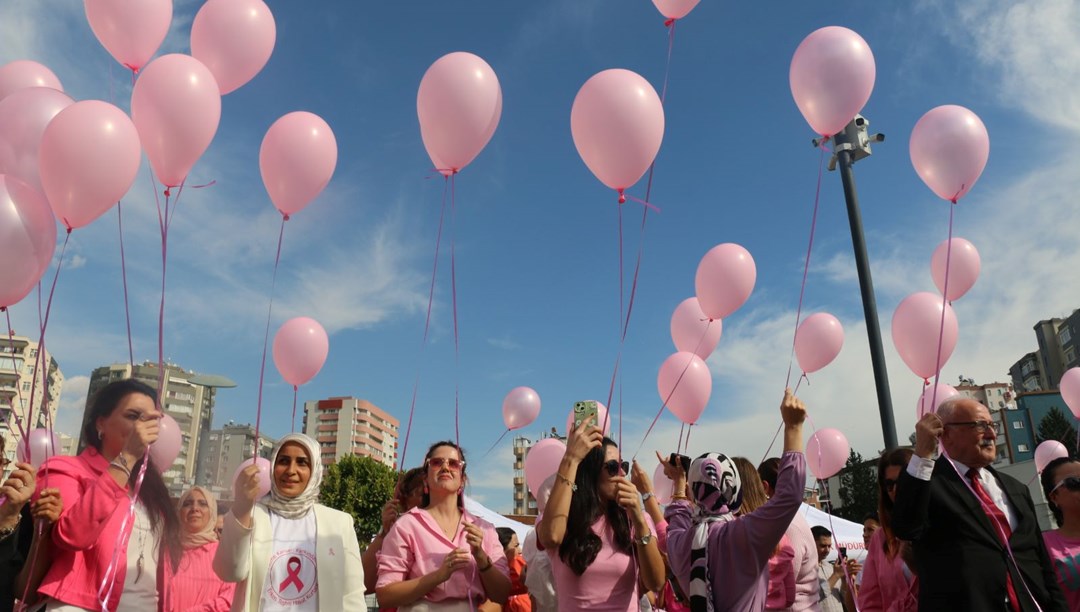 Adana'da pembe balonlar gökyüzüne uçuruldu