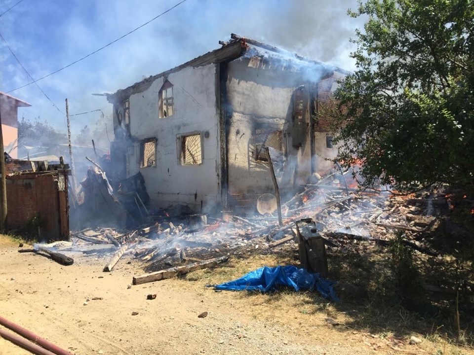 Kastamonu'da yangın: 4 ev kullanılamaz hale geldi - 1