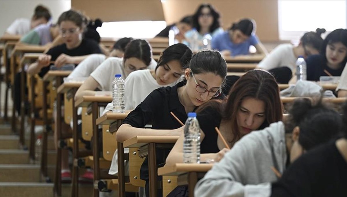 LGS heyecanı: 1 milyon öğrenci sınava giriyor LGS heyecanı: 1 milyon öğrenci sınava giriyor
