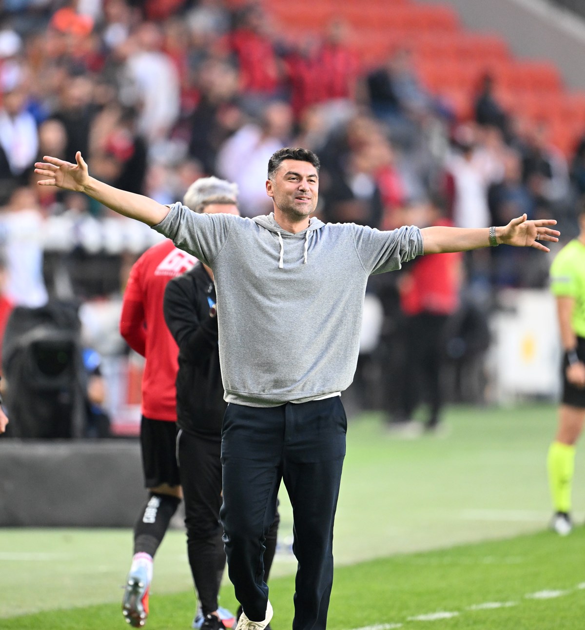 Burak Yılmaz, takımının attığı gole böyle sevinmişti.