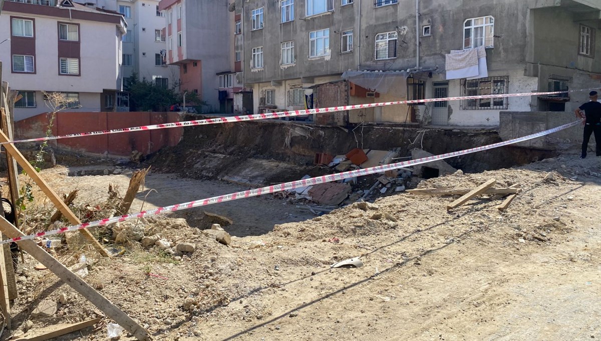 Küçükçekmece’de istinat duvarı çöktü: 2 bina tahliye edildi Küçükçekmece’de istinat duvarı çöktü: 2 bina tahliye edildi