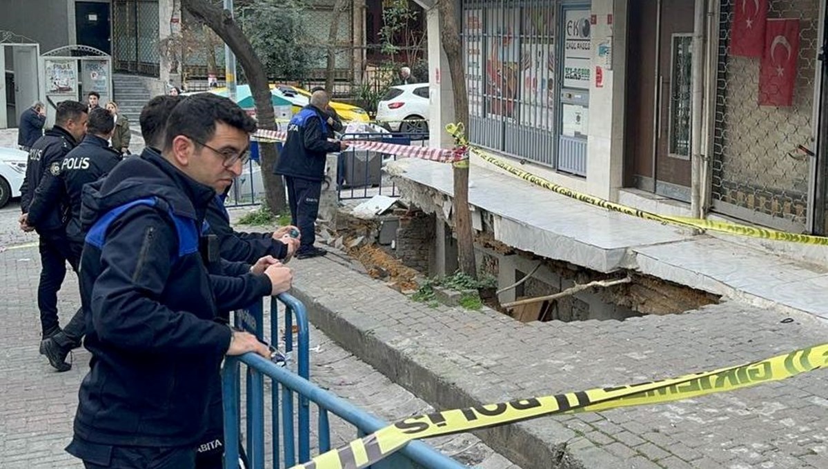 Güngören'de kaldırım çöktü, anne ve çocuğu 2 metrelik çukura düştü